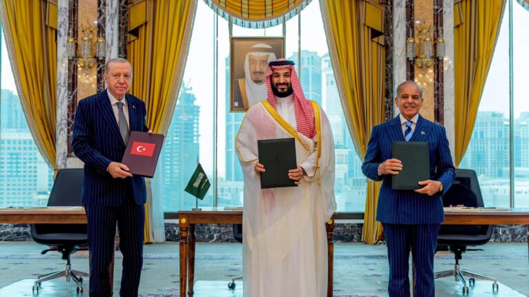Turquia e Paquistão enviarão forças militares para a Arábia Saudita como parte do acordo de Meca