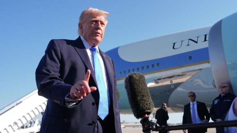 Trump culpa ataques ucranianos a refinarias russas por alta no preço da gasolina