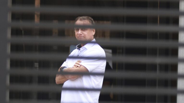 Defesa de Jair Bolsonaro pede liberação de visitas domiciliares de Flávio