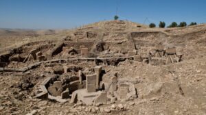 Desenterram na Turquia uma estatueta de 11 mil anos de um humano montando um leopardo (VÍDEO)