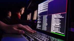 Hacker invade centros de dados da Ucrânia e obtém informações de suas Forças Armadas