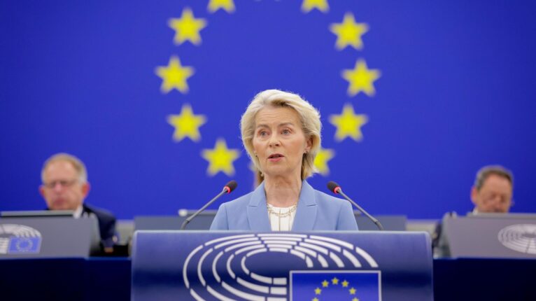 Von der Leyen volta a exortar o abandono completo do gás russo após disparo dos preços de 140%