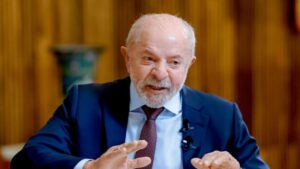 Analistas veem desafio para Lula e Flávio na conquista de votos do centro, diz mídia