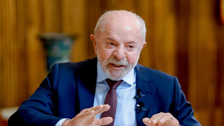 Analistas veem desafio para Lula e Flávio na conquista de votos do centro, diz mídia