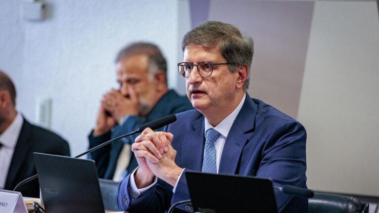 Gonet indica parecer favorável para retomada de visitas de Flávio a Jair Bolsonaro
