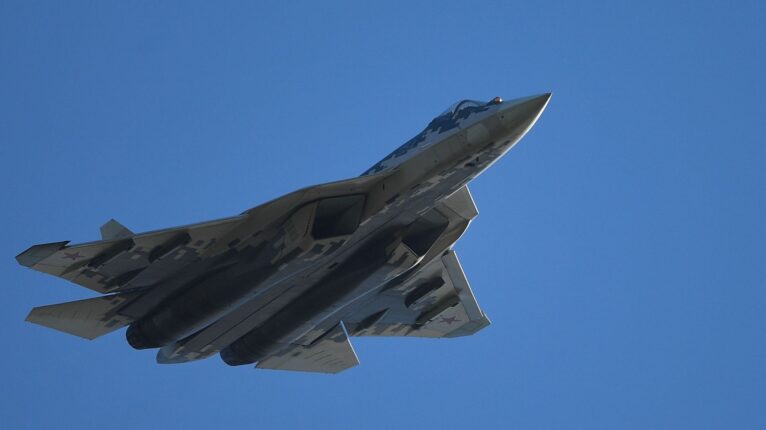 'Vantagem significativa': revista explica por que Su-57 russo venceria F-16 ucraniano