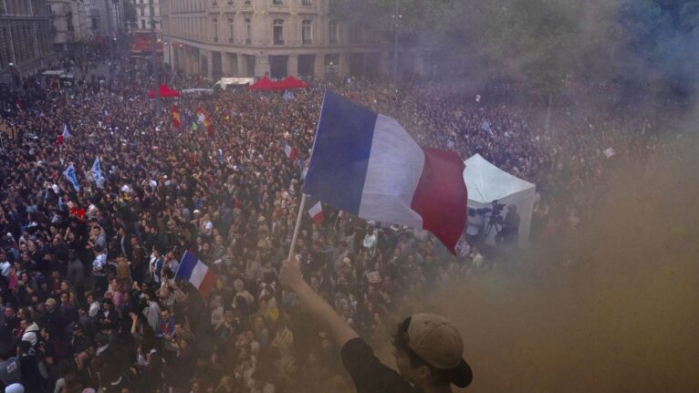 Protestos na França revelam crise financeira que ameaça toda a Europa, adverte mídia