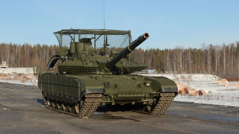 Tanque russo T-90M Proryv-3 recebe um conjunto de proteção antidrone ativa, diz general