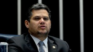 Alcolumbre resiste a adiamento e mantém debate sobre fim da escala 6 x 1; oposição cita momento ruim