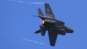 China obtém tecnologia secreta do caça invisível F-35 dos EUA por falha em e-mail, diz mídia