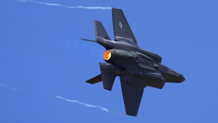 China obtém tecnologia secreta do caça invisível F-35 dos EUA por falha em e-mail, diz mídia