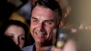 Página oferece criptomoedas em troca de divulgação de conteúdos de Flávio Bolsonaro na internet