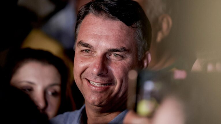 Página oferece criptomoedas em troca de divulgação de conteúdos de Flávio Bolsonaro na internet