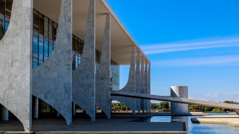 Pesquisa Datafolha mostra Flávio a frente de Lula no 2º turno