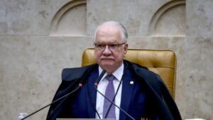 Presidente do STF rejeita pedido de Flávio Bolsonaro para tirar Dino de ações ligadas à eleição