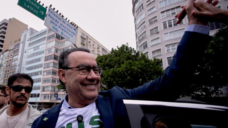Augusto Cury antecipa apoio a Flávio Bolsonaro para evitar associação ao PT, diz mídia