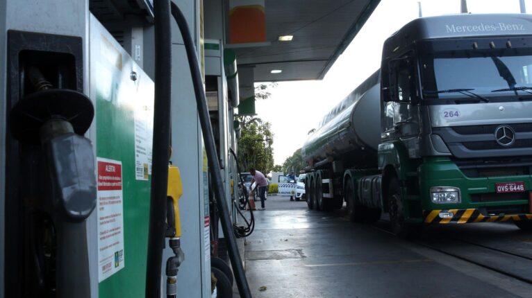 Governo anuncia medidas para reduzir preço dos combustíveis, incluindo tributo zero na gasolina