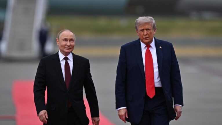 Diálogo entre Trump e Putin evita maiores escaladas, mas aproximação segue limitada, diz analista