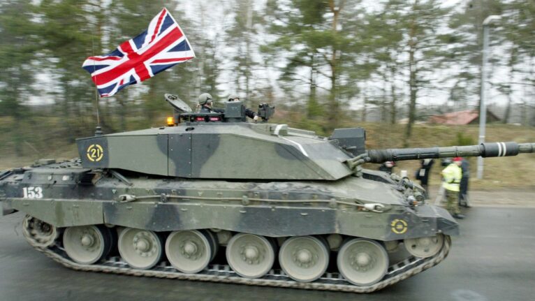 Exército britânico carece de comandantes treinados para tanques Challenger 2, aponta mídia
