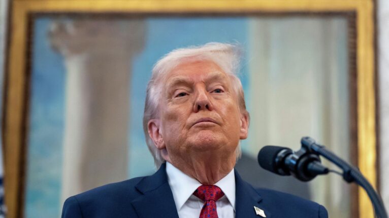 Trump não exclui a possibilidade de estabelecer base militar dos EUA na Venezuela, diz mídia