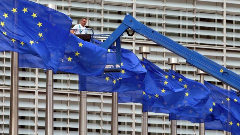 Eurodeputado qualifica a política da UE em relação à Rússia de irracional e contraproducente