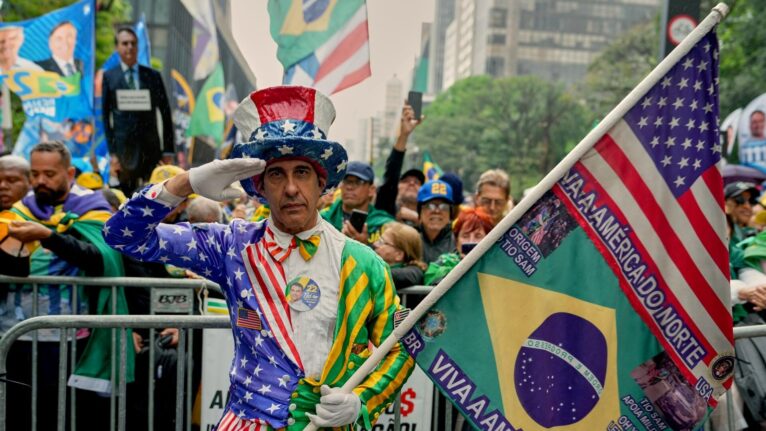 Ingerência explícita dos EUA no Brasil reflete a erosão do poderio de Washington, apontam analistas