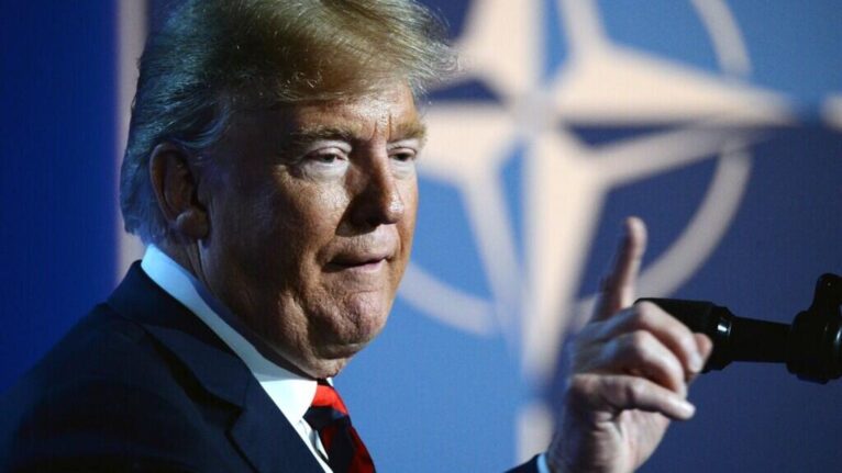 Trump é questionado sobre apoio a Flávio Bolsonaro e diz acompanhar eleição do Brasil de perto