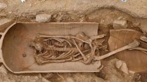Esqueleto do século V é descoberto escondido em um jarro gigante (FOTO)