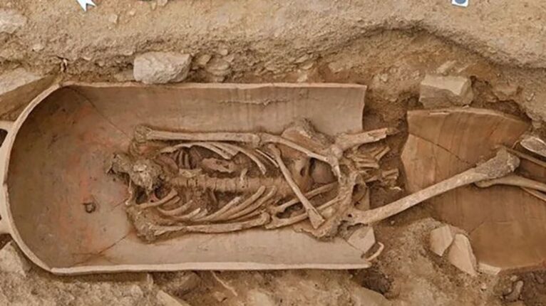 Esqueleto do século V é descoberto escondido em um jarro gigante (FOTO)