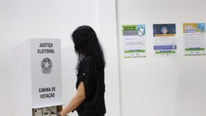 Abstenção em alta pode ser fator decisivo em disputa apertada entre Lula e Flávio, diz mídia