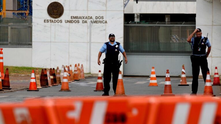 Mídia: suspensão em embaixada dos EUA é comum e ocorre sob clima de tensão eleitoral no Brasil