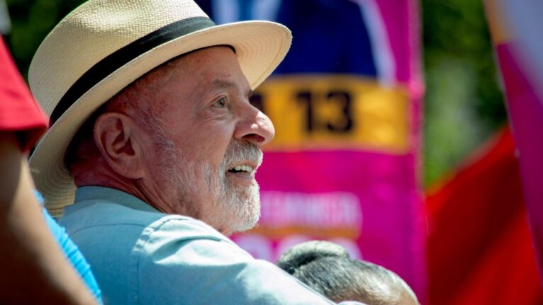 Lula encerra campanha em SP e diz que eleição opõe 'democracia' à 'barbárie'; Flávio faz motocarreata