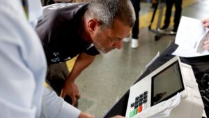 Lula tem 45% e Flávio 42% dos votos válidos no 1º turno, mostra Datafolha