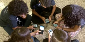 Pesquisa mostra que 82% são contra crianças de até 3 anos com celular