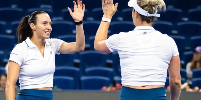 Dupla de Stefani bate campeãs olímpicas e avança à semi em Pequim