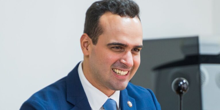 Lucas Ribeiro é reeleito governador da Paraíba no primeiro turno
