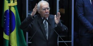 José Sarney é internado em UTI após procedimento abdominal