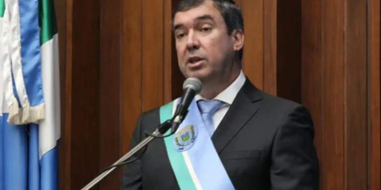 Eduardo Riedel é reeleito governador de MS no primeiro turno